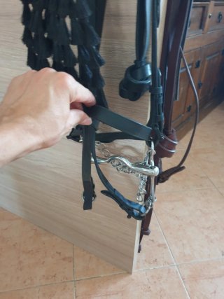 Cabezada vaquera con serreta y borlas