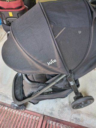 Carro de paseo Joie negro
