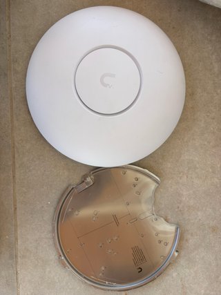 Ubiquiti U7-Pro con soporte