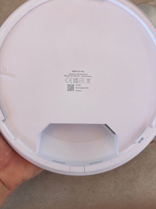 Ubiquiti U7-Pro con soporte