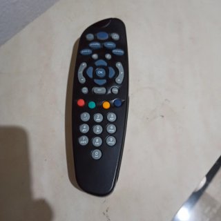 Telecomando e alimentatore decoder Sky
