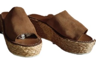 Sandalias cuña marrón