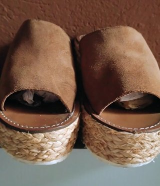 Sandalias cuña marrón