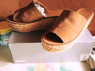Sandalias cuña marrón