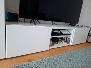 Mueble TV y vitrina Ikea Besta, blanco y cristal