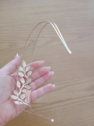 Diadema metálica dorada con hojas