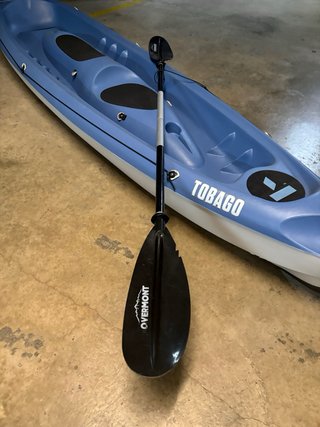 Kayak rígido de 3 Tobago Azul con chalecos y remos