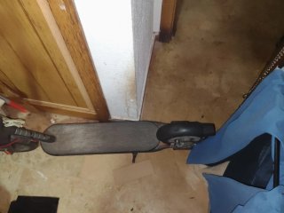 Patinete eléctrico y microscopio profesional