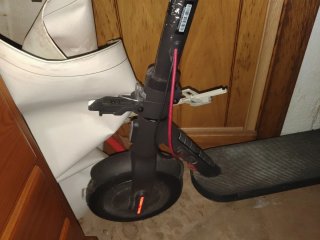 Patinete eléctrico y microscopio profesional