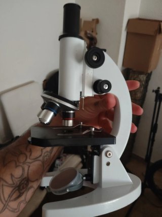 Patinete eléctrico y microscopio profesional