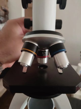 Patinete eléctrico y microscopio profesional