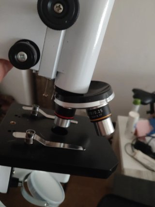 Patinete eléctrico y microscopio profesional