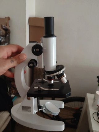 Patinete eléctrico y microscopio profesional