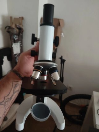 Patinete eléctrico y microscopio profesional