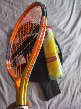 Raqueta de tenis niño Babolat y pelotas Wilson