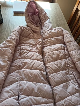 Anorak rosa con capucha
