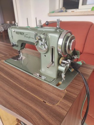 Máquina de coser Refrey Transforma 427