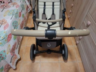 Carro Jané con capazo y bolso.