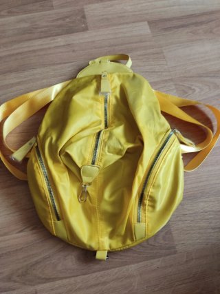 Mochila amarilla con bolsillos