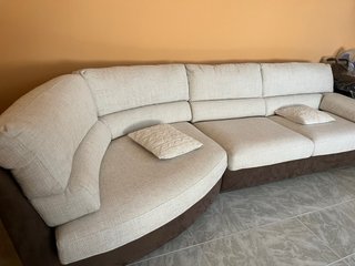 Divano angolare beige e marrone