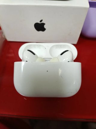 Teléfono Apple iPhone y AirPods