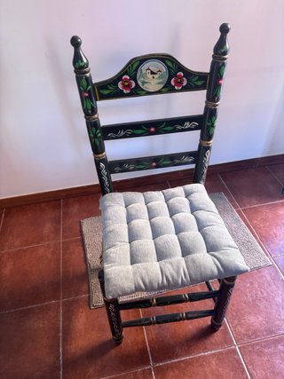 Mesa y sillas estilo sevillano pintadas a mano