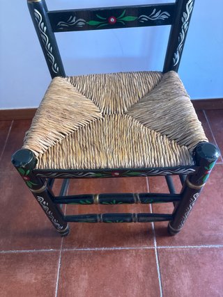 Mesa y sillas estilo sevillano pintadas a mano