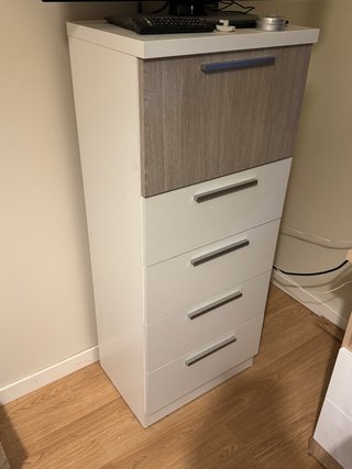 Cómoda de madera y metal