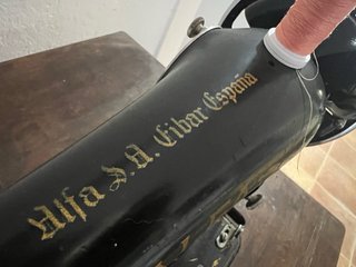 Máquina de coser antigua Alfa pedal