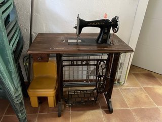 Máquina de coser antigua Alfa pedal