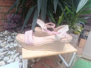 Sandalias cuña beige y rosa Talla 40