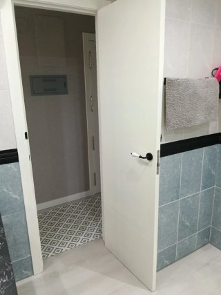 Puertas blancas de paso