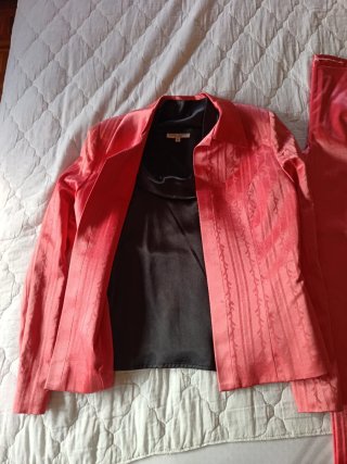 Traje pantalón Carlos Montero raso rosa