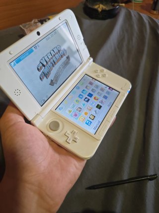 Nintendo 3DS XL Bianca + Caricatore e Custodia
