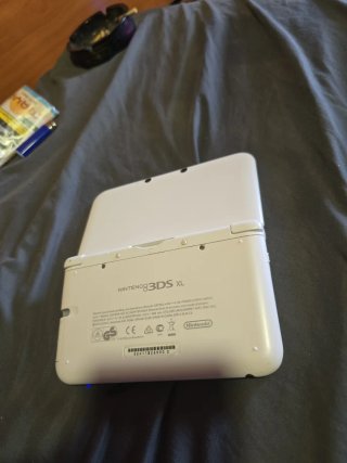 Nintendo 3DS XL Bianca + Caricatore e Custodia