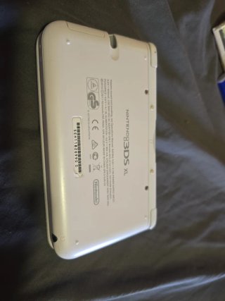 Nintendo 3DS XL Bianca + Caricatore e Custodia