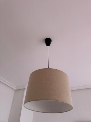 Lámpara de techo beige y negra