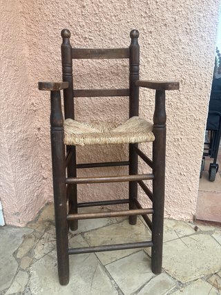 Silla de niño de madera y cáñamo