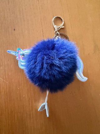 Llavero pompón azul con unicornio