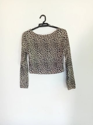 Crop top manga larga estampado leopardo