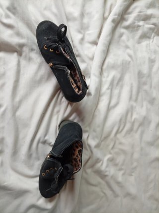 Botines negros con cordones y cremallera