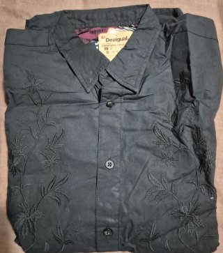Camisa negra manga larga bordada