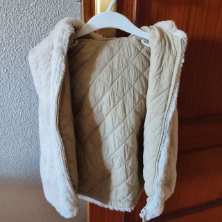 Chaleco pelo reversible niña beige ZARA talla 3-4