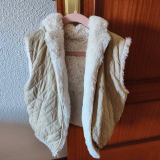 Chaleco pelo reversible niña beige ZARA talla 3-4