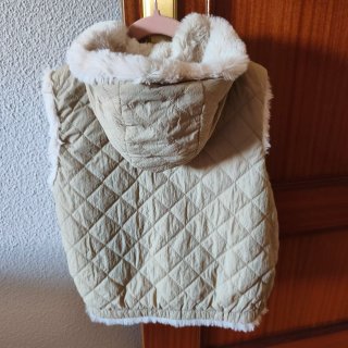 Chaleco pelo reversible niña beige ZARA talla 3-4