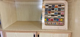 Casita de madera y ábaco alfabético infantil