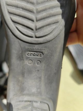 Zapatos Crocs Beige y Negros