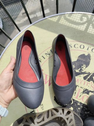 Zapatos Crocs Beige y Negros