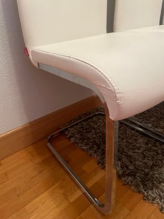 Juego de 4 sillas comedor polipiel blancas.