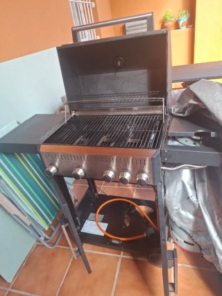 Barbacoa familiar negra y plateada